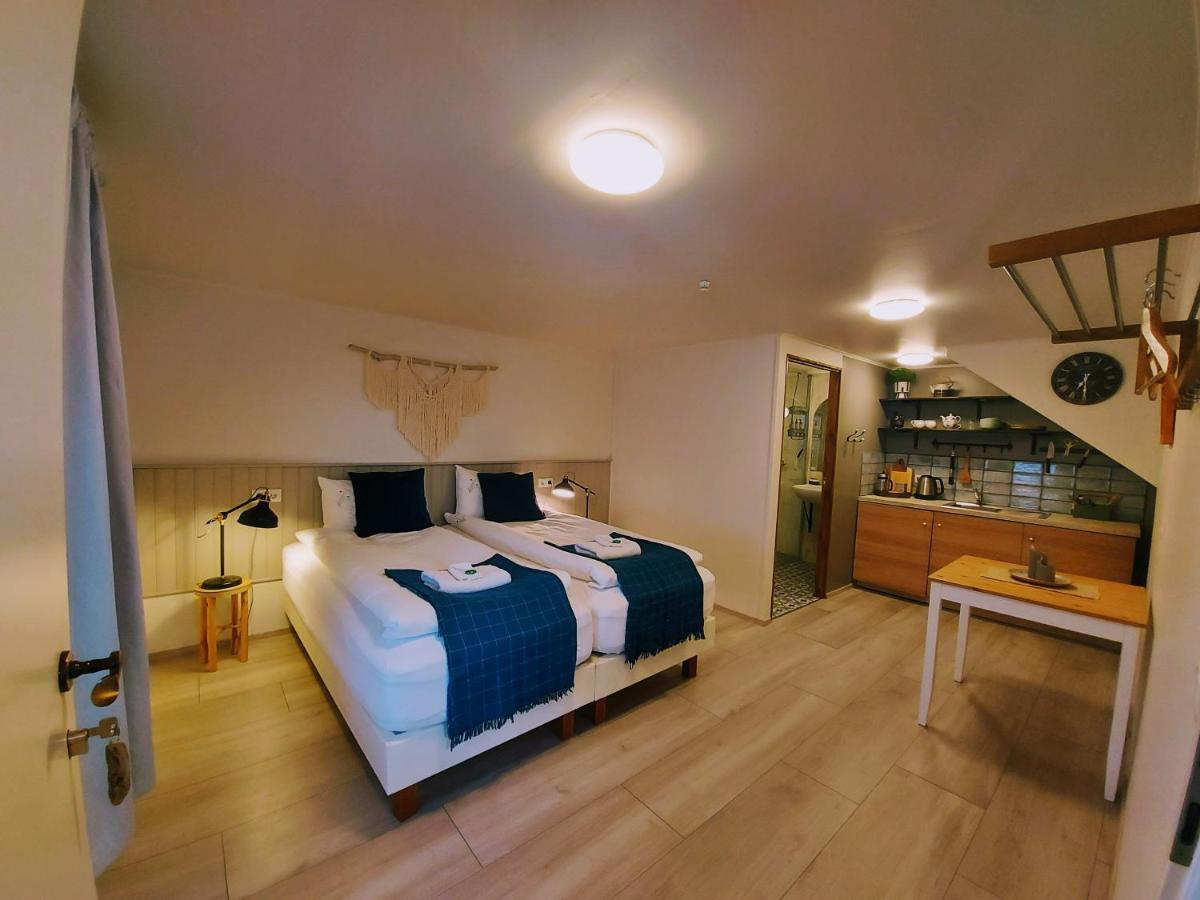 Grásteinn Guesthouse Þórshöfn Esterno foto